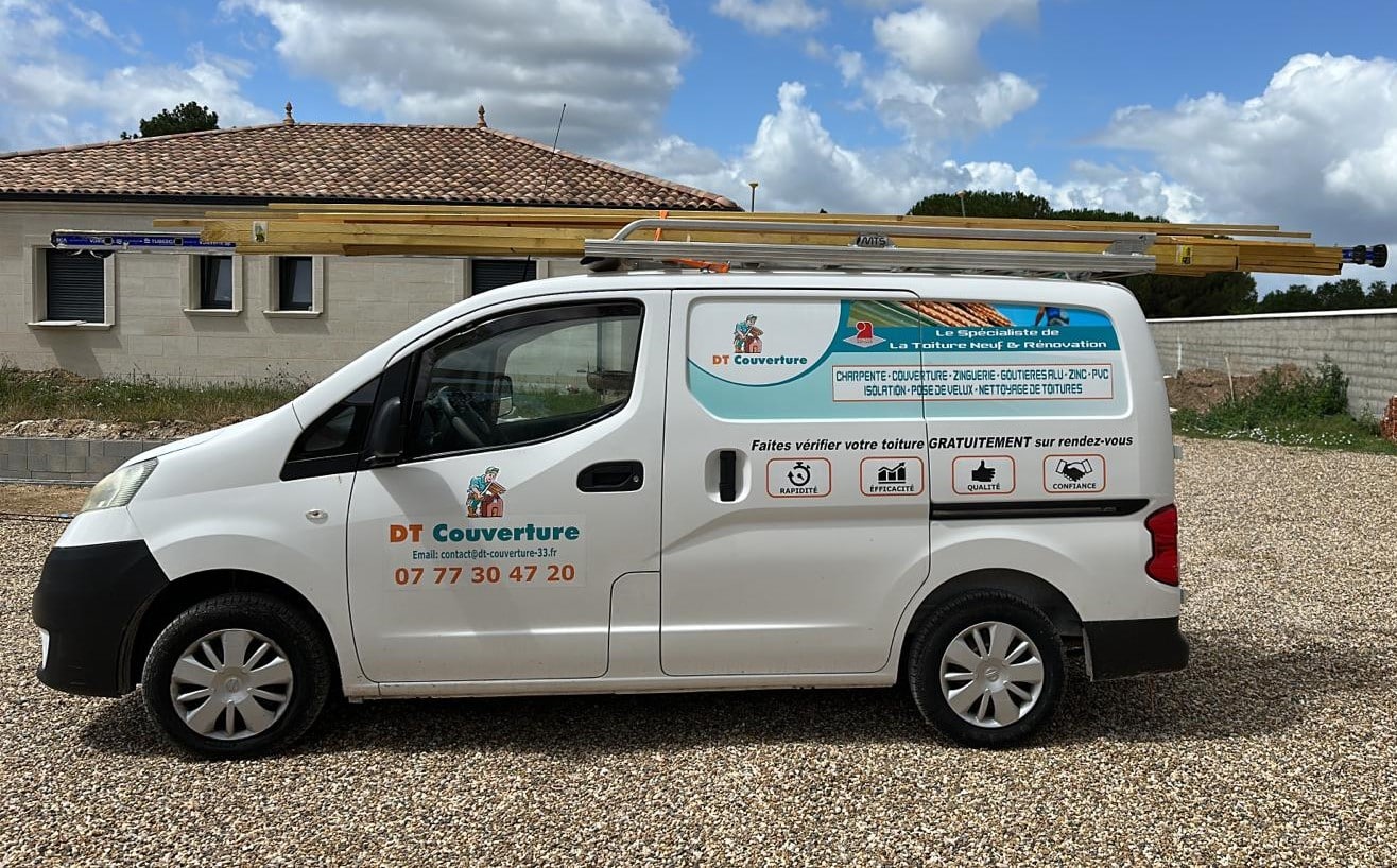 Camion d'intervention DT Couverture — spécialiste toiture neuf et rénovation en Gironde